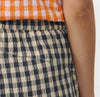 Pantalón culotte de pernera ancha con estampado de cuadros en tonos grises y blancos, talle alto con cintura elástica y bolsillos laterales, hecho en algodón orgánico.
