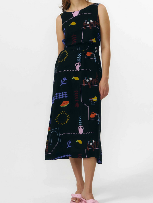 Vestido corto de manga corta con escote en pico y estampado de colores veraniegos sobre fondo blanco, con cierre de botones naturales en el frontal.