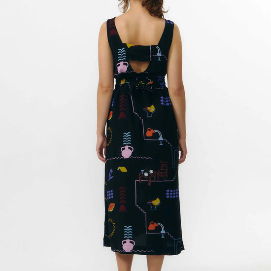 Vestido corto de manga corta con escote en pico y estampado de colores veraniegos sobre fondo blanco, con cierre de botones naturales en el frontal.