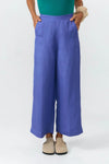 Pantalones de corte culotte en color azul medio con pernera ancha, talle alto y bolsillos delanteros, confeccionados en tejido fluido de lino y viscosa.
