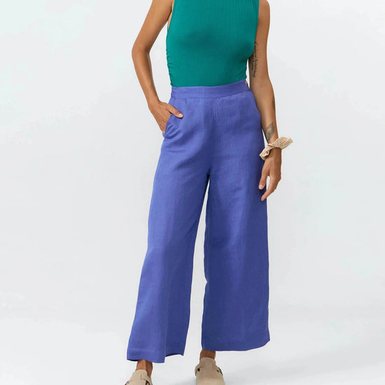 Pantalones de corte culotte en color azul medio con pernera ancha, talle alto y bolsillos delanteros, confeccionados en tejido fluido de lino y viscosa.