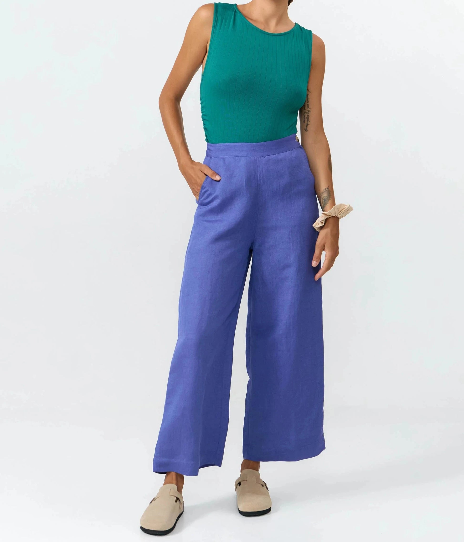 Pantalones de corte culotte en color azul medio con pernera ancha, talle alto y bolsillos delanteros, confeccionados en tejido fluido de lino y viscosa.