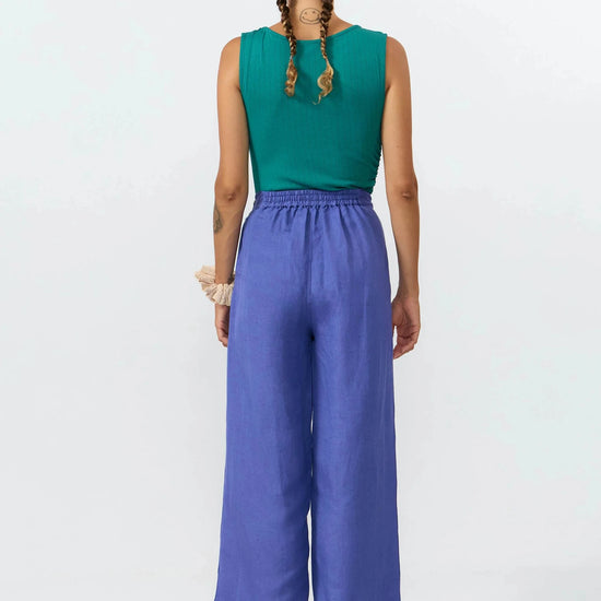 Pantalones de corte culotte en color azul medio con pernera ancha, talle alto y bolsillos delanteros, confeccionados en tejido fluido de lino y viscosa.