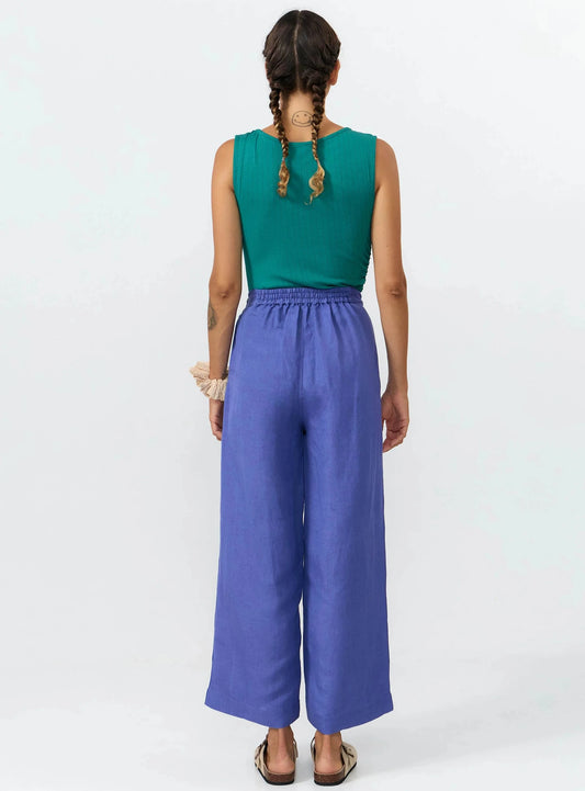 Pantalones de corte culotte en color azul medio con pernera ancha, talle alto y bolsillos delanteros, confeccionados en tejido fluido de lino y viscosa.