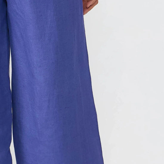 Pantalones de corte culotte en color azul medio con pernera ancha, talle alto y bolsillos delanteros, confeccionados en tejido fluido de lino y viscosa.