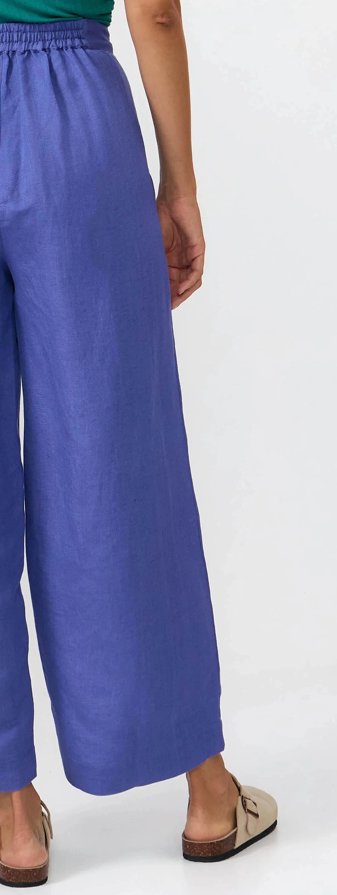 Pantalones de corte culotte en color azul medio con pernera ancha, talle alto y bolsillos delanteros, confeccionados en tejido fluido de lino y viscosa.