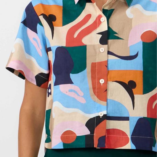 Camisa de manga corta para mujer con estampado Cruise en tonos suaves, corte boxy entallado, cuello de solapas y botones de corozo de la marca Suite13 Lab.