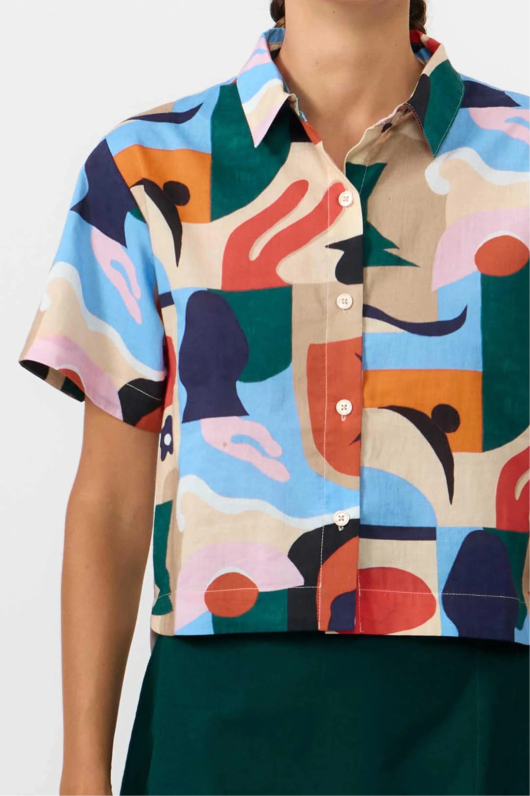 Camisa de manga corta para mujer con estampado Cruise en tonos suaves, corte boxy entallado, cuello de solapas y botones de corozo de la marca Suite13 Lab.