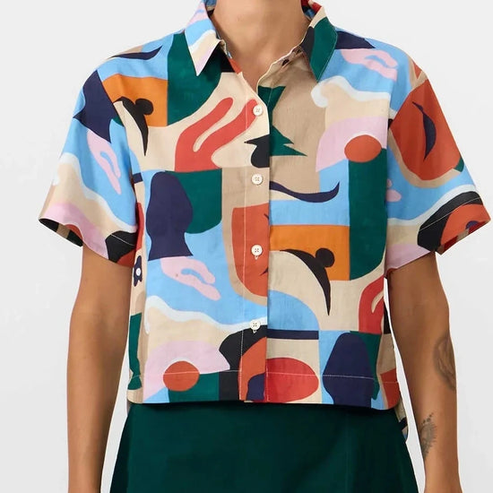 Camisa de manga corta para mujer con estampado Cruise en tonos suaves, corte boxy entallado, cuello de solapas y botones de corozo de la marca Suite13 Lab.