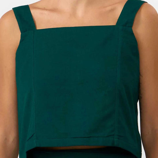 Top corto de color verde oscuro con escote recto, tirantes finos ajustables y cierre trasero de botones naturales, confeccionado en mezcla de algodón y lino.