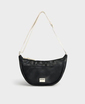 Bolso bandolera de color negro puro, de diseño estructurado con correa cruzada ajustable de algodón, cremallera superior y etiqueta de silicona, modelo Onyx de Wouf.