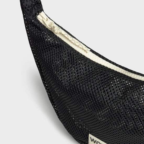 Bolso bandolera de color negro puro, de diseño estructurado con correa cruzada ajustable de algodón, cremallera superior y etiqueta de silicona, modelo Onyx de Wouf.