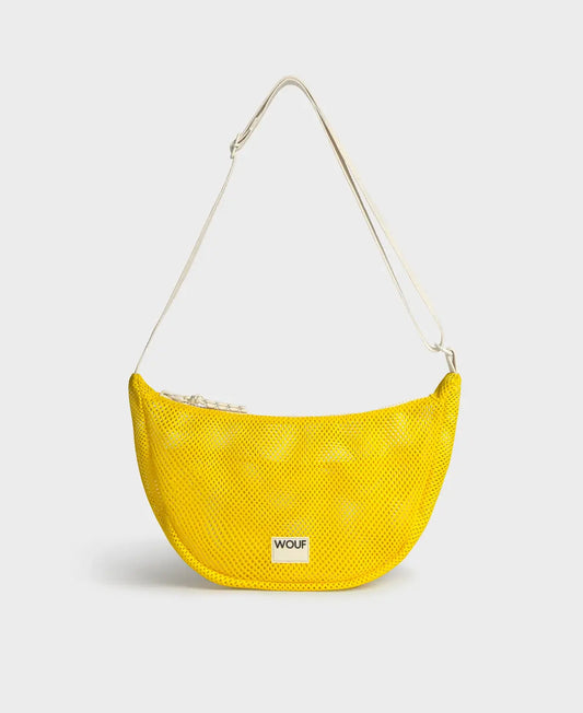 Bolso bandolera de color amarillo en tejido de rejilla (mesh) con correa cruzada ajustable de algodón, cremallera superior y etiqueta frontal de silicona, modelo Ray de Wouf.