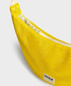 Bolso bandolera de color amarillo en tejido de rejilla (mesh) con correa cruzada ajustable de algodón, cremallera superior y etiqueta frontal de silicona, modelo Ray de Wouf.