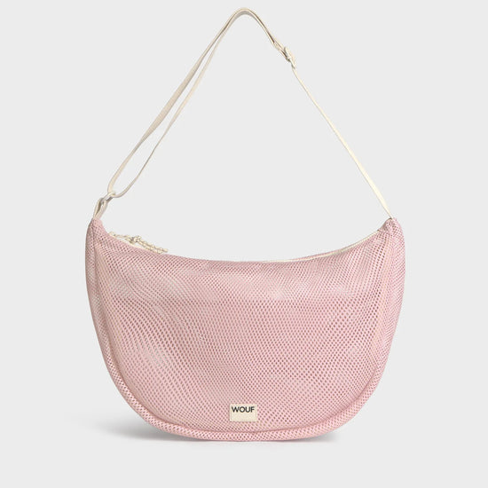 Bolso cruzado de gran tamaño color rosa empolvado en tejido de rejilla (mesh) con correa ajustable de algodón, cremallera superior y bolsillos interiores, marca Wouf.