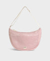Bolso cruzado de gran tamaño color rosa empolvado en tejido de rejilla (mesh) con correa ajustable de algodón, cremallera superior y bolsillos interiores, marca Wouf.
