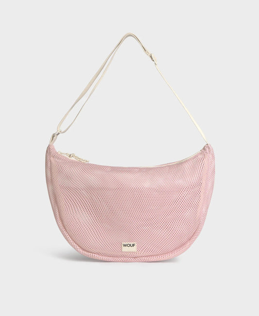 Bolso cruzado de gran tamaño color rosa empolvado en tejido de rejilla (mesh) con correa ajustable de algodón, cremallera superior y bolsillos interiores, marca Wouf.