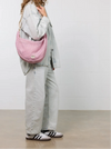 Bolso cruzado de gran tamaño color rosa empolvado en tejido de rejilla (mesh) con correa ajustable de algodón, cremallera superior y bolsillos interiores, marca Wouf.