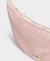 Bolso cruzado de gran tamaño color rosa empolvado en tejido de rejilla (mesh) con correa ajustable de algodón, cremallera superior y bolsillos interiores, marca Wouf.