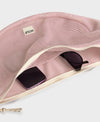 Bolso cruzado de gran tamaño color rosa empolvado en tejido de rejilla (mesh) con correa ajustable de algodón, cremallera superior y bolsillos interiores, marca Wouf.