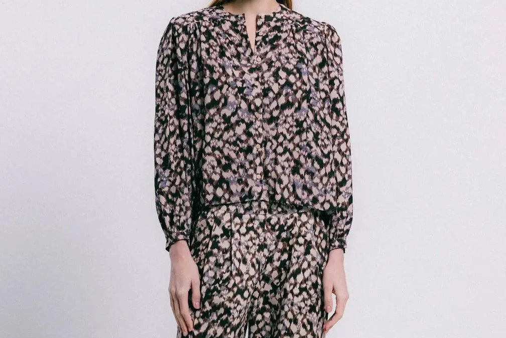 Blusa sidney motas de TRIANA by C en viscosa, tonos crudo negro y marrón