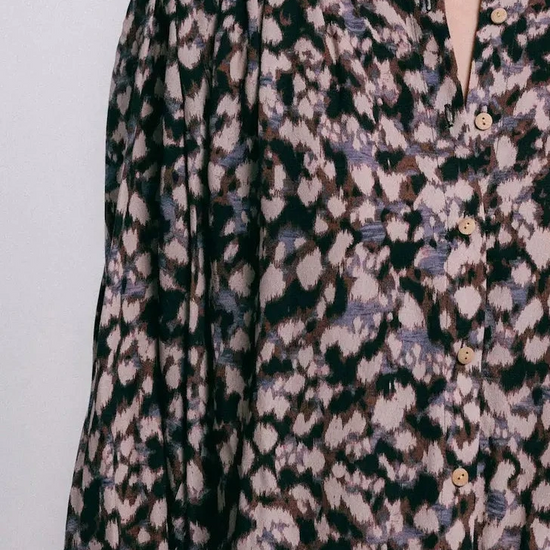 Blusa sidney motas de TRIANA by C en viscosa, tonos crudo negro y marrón