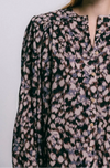 Blusa sidney motas de TRIANA by C en viscosa, tonos crudo negro y marrón