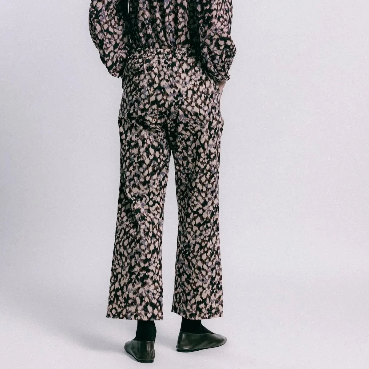 Pantalón Millet motas de TRIANA by C, algodón con estampado exclusivo diseñado en Bilbao
