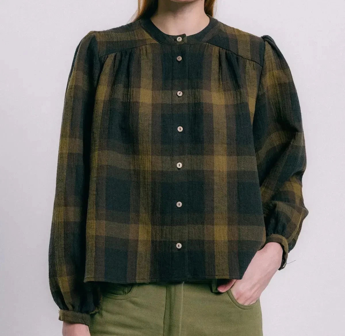 Blusa sidney cuadros de TRIANA by C en algodón y lino, verde azul marino y ocre