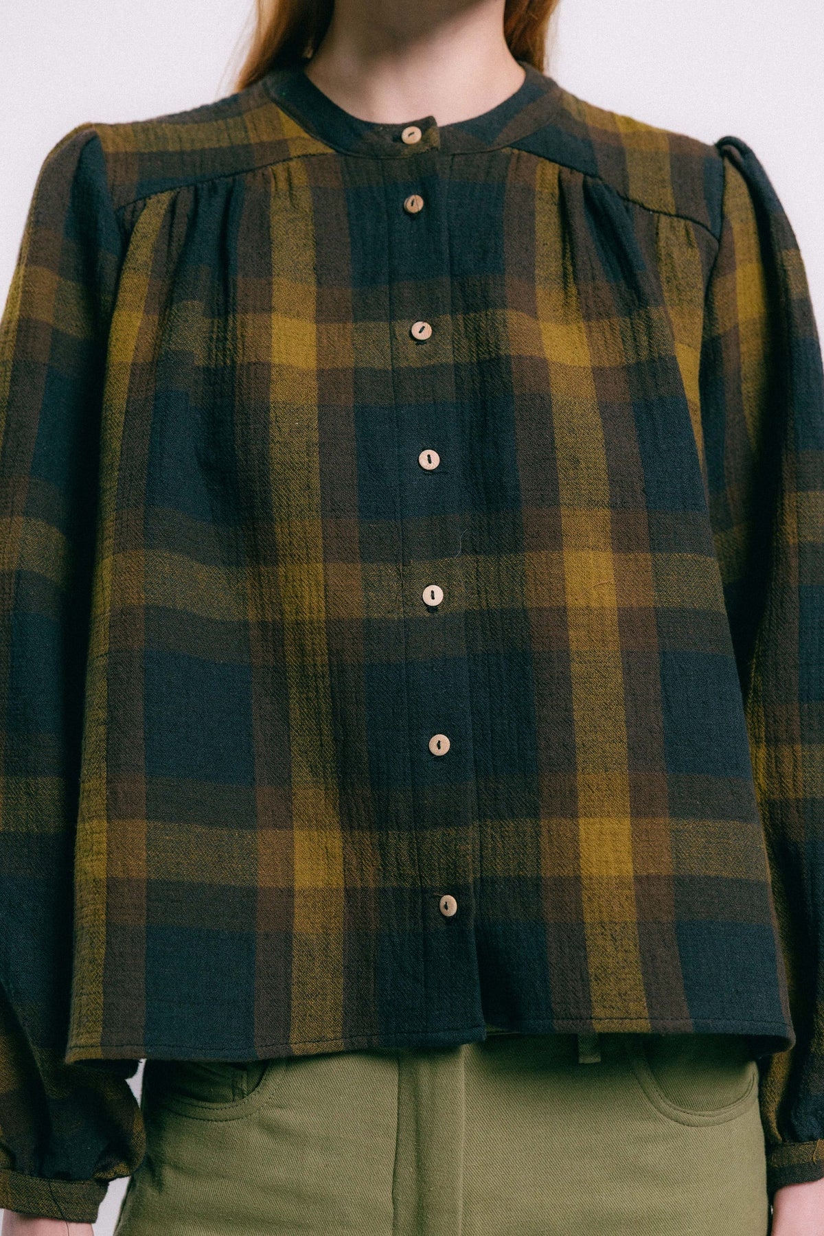 Blusa sidney cuadros de TRIANA by C en algodón y lino, verde azul marino y ocre
