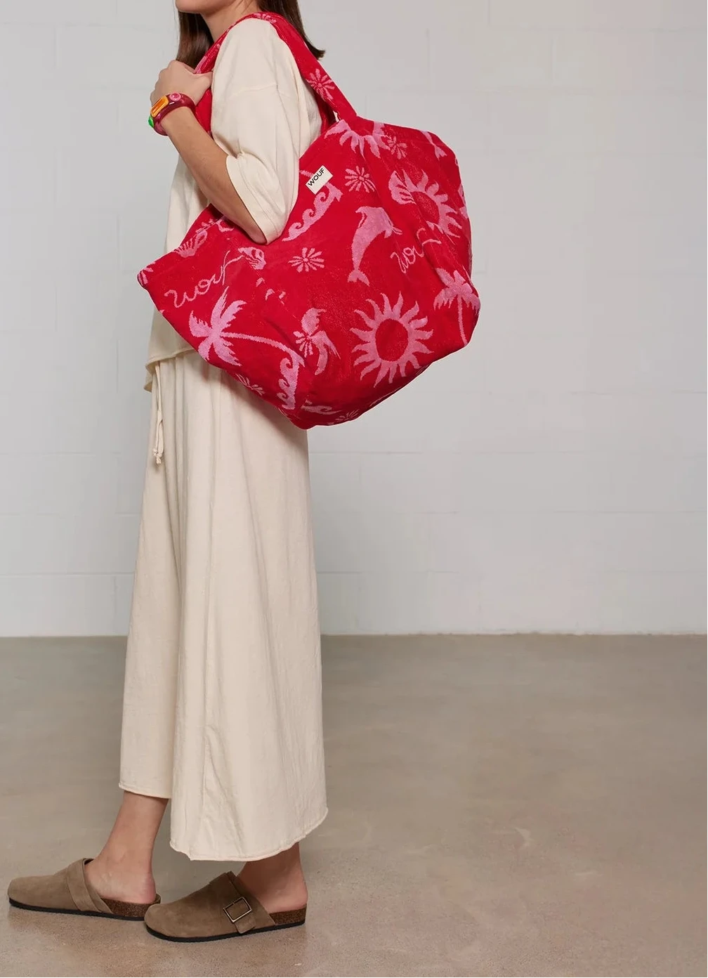 Bolso tote de gran formato en tejido jacquard de rizo de algodón orgánico, con asas largas para hombro y etiqueta de silicona, modelo Tulum de Wouf.