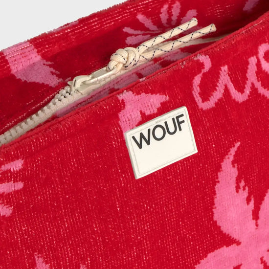 Neceser de tamaño grande en suave tela de rizo jacquard de algodón orgánico, con cremallera y etiqueta de silicona, modelo Tulum de la marca Wouf.