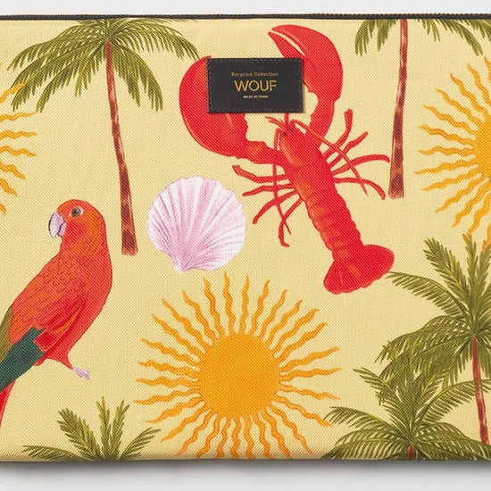 Funda acolchada para portátil de 15 y 16 pulgadas con estampado tropical de aves y flores, cierre de cremallera y etiqueta de cuero reciclado de Wouf.