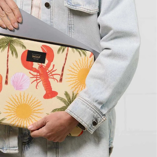 Funda acolchada para portátil de 15 y 16 pulgadas con estampado tropical de aves y flores, cierre de cremallera y etiqueta de cuero reciclado de Wouf.