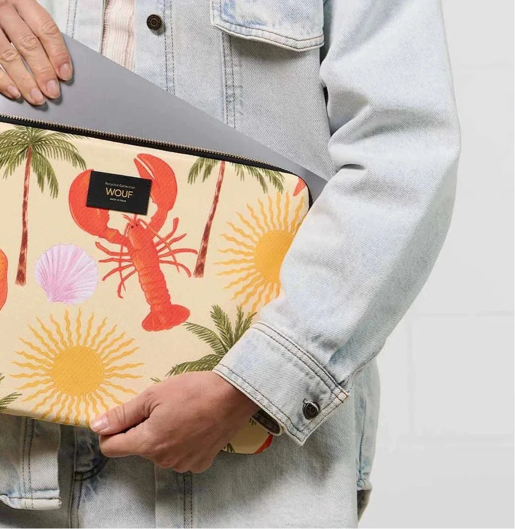 Funda acolchada para portátil de 15 y 16 pulgadas con estampado tropical de aves y flores, cierre de cremallera y etiqueta de cuero reciclado de Wouf.