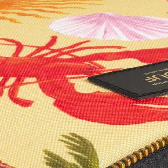 Funda acolchada para portátil  con estampado tropical de aves y flores, cierre de cremallera y etiqueta de cuero reciclado de Wouf.