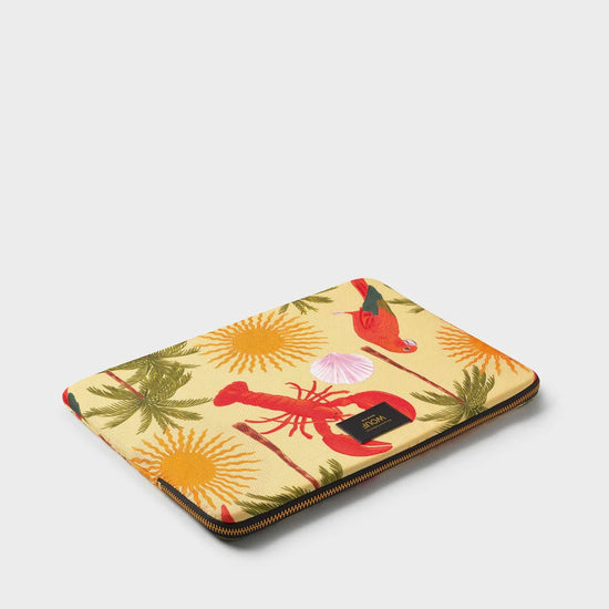 Funda acolchada para portátil  con estampado tropical de aves y flores, cierre de cremallera y etiqueta de cuero reciclado de Wouf.