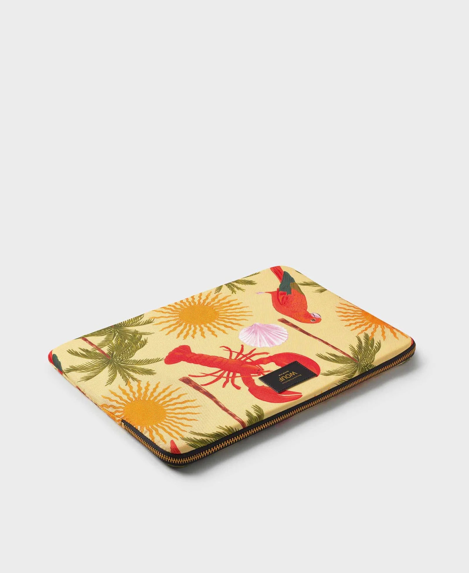 Funda acolchada para portátil  con estampado tropical de aves y flores, cierre de cremallera y etiqueta de cuero reciclado de Wouf.