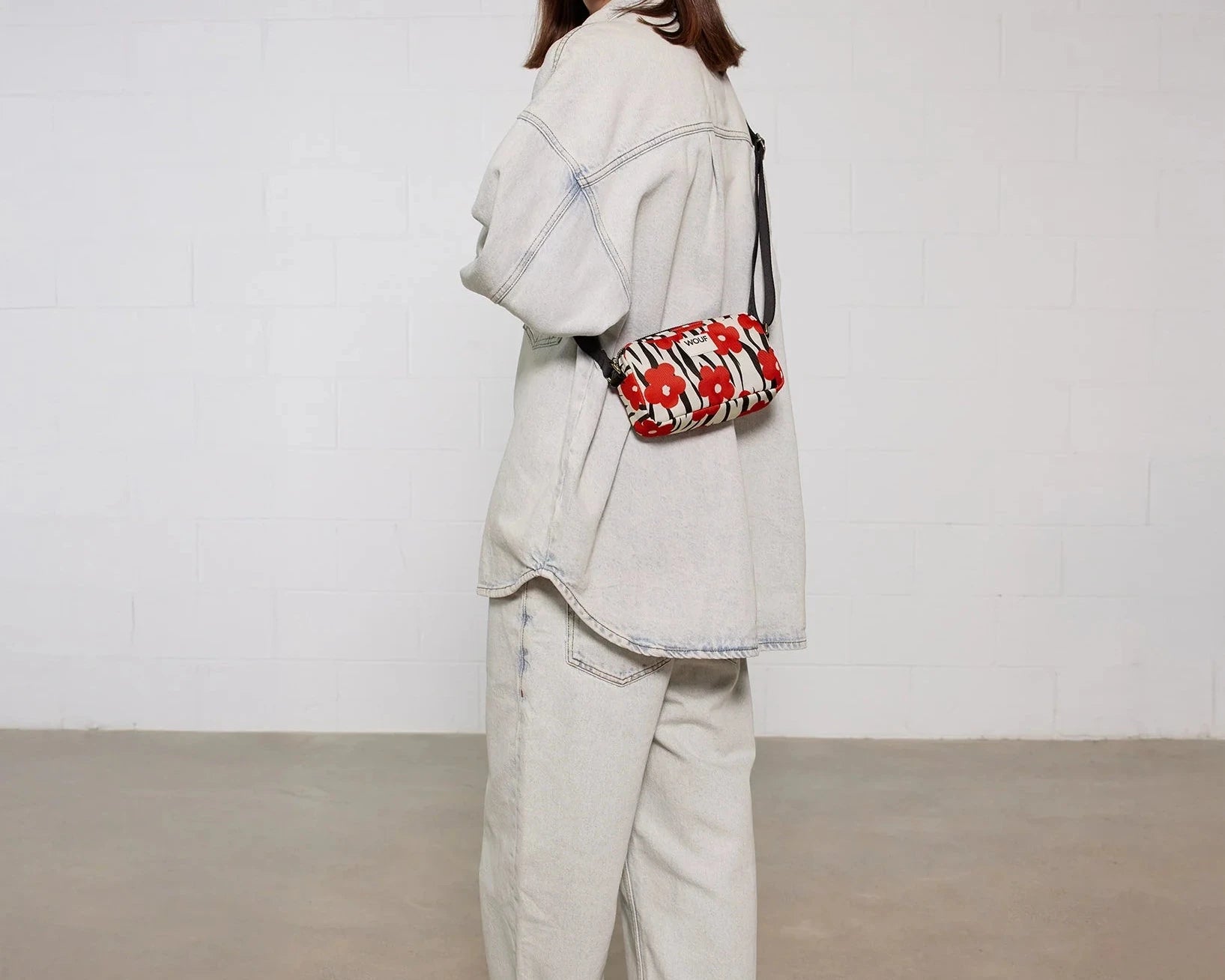 Mini bag bandolera Wildflower de Wouf, 19×10×5 cm, poliéster reciclado con estampado floral y strap ajustable