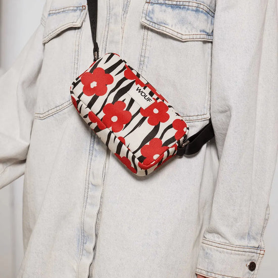 Mini bag bandolera Wildflower de Wouf, 19×10×5 cm, poliéster reciclado con estampado floral y strap ajustable