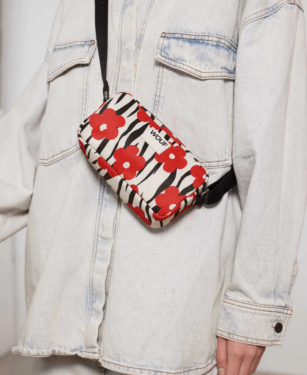 Mini bag bandolera Wildflower de Wouf, 19×10×5 cm, poliéster reciclado con estampado floral y strap ajustable