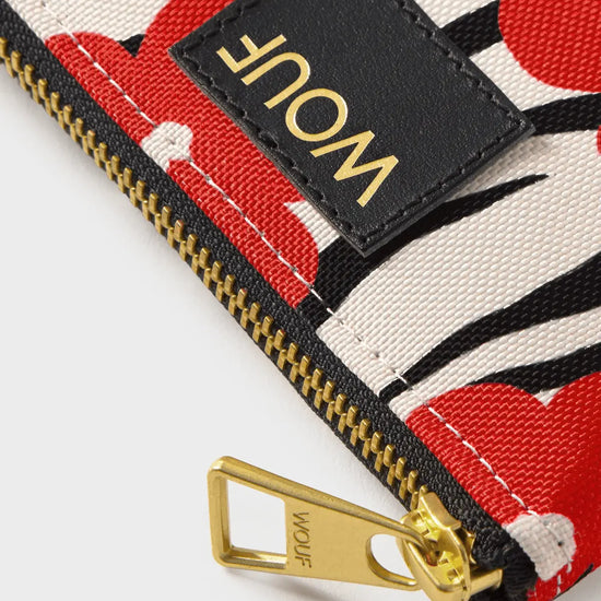 Cartera Wildflower de Wouf, 13×9 cm, poliéster reciclado con estampado floral y ranura de cuero reciclado.