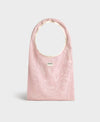 Bolso grande tipo camiseta de color rosa empolvado en tejido de rejilla (mesh) con asas integradas y etiqueta frontal de silicona, marca Wouf.