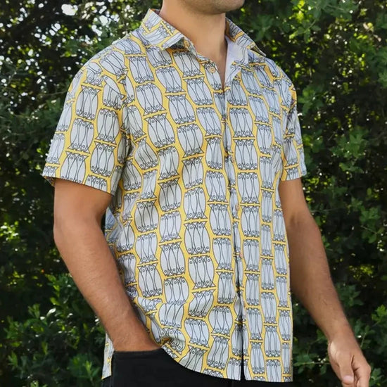 Camisa de hombre de manga corta con estampado de latas de sardinas (xoubas) en azul y blanco, botones de madera de olivo y tejido de algodón orgánico de Galoha.