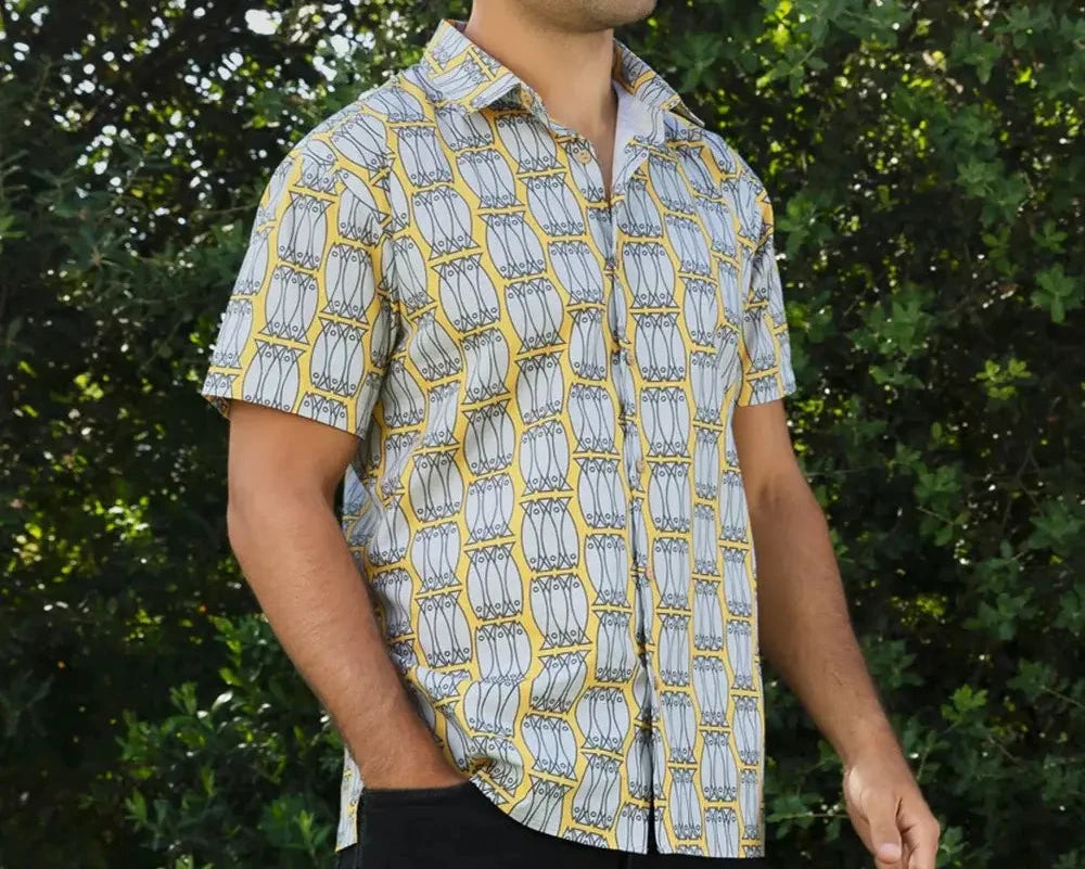 Camisa de hombre de manga corta con estampado de latas de sardinas (xoubas) en azul y blanco, botones de madera de olivo y tejido de algodón orgánico de Galoha.