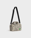 Bolso tipo bowling con estampado animal print de cebra, logo metálico frontal, asas cortas acolchadas y correa larga extraíble, modelo Zebra Hit de Wouf.