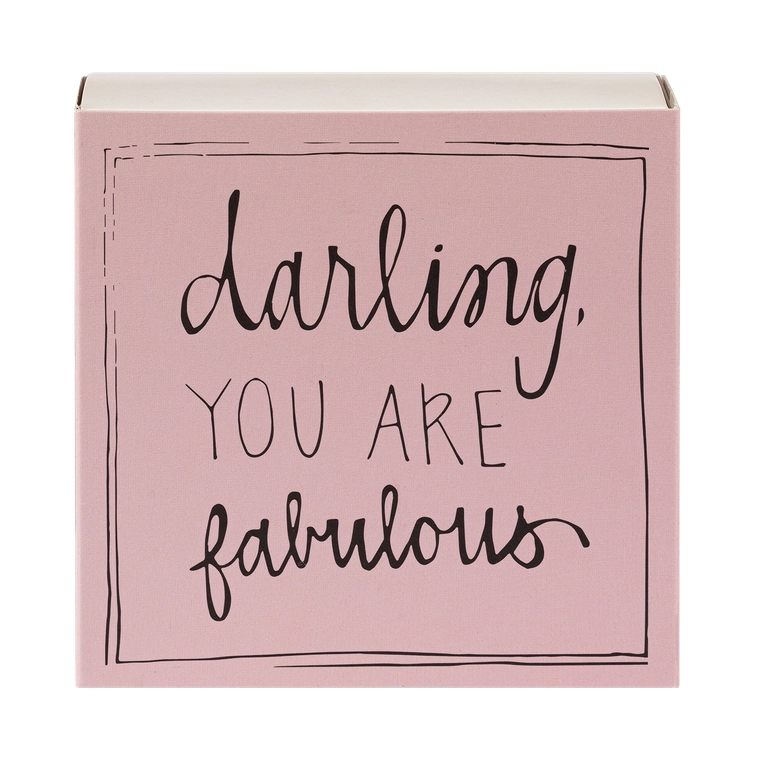 Caja de cerillas cuadrada de color rosa con el texto 'Darling you are fabulous' impreso, que contiene 125 cerillas largas de madera negra y punta blanca.