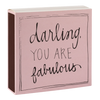 Caja de cerillas cuadrada de color rosa con el texto 'Darling you are fabulous' impreso, que contiene 125 cerillas largas de madera negra y punta blanca.