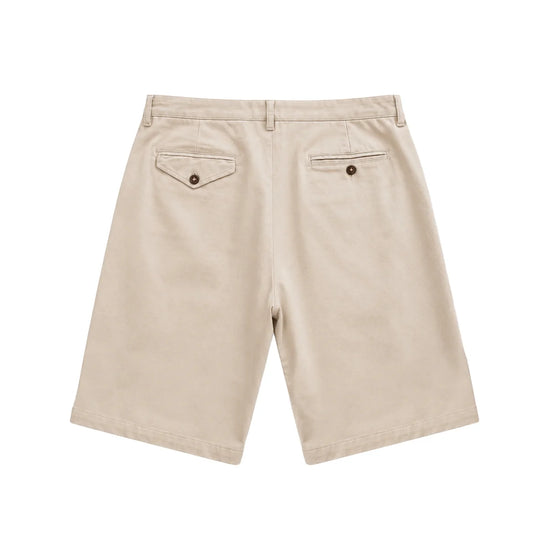 Pantalón corto chino beige de NWHR con pinzas, algodón orgánico GOTS, fabricado en Portugal.