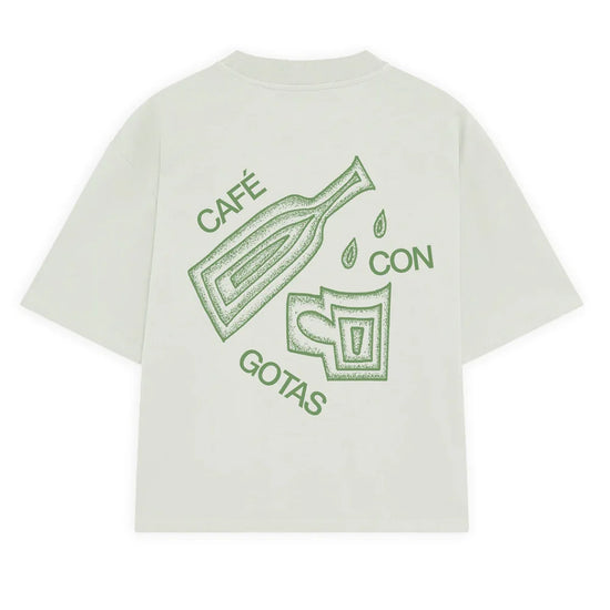 Camiseta de manga corta y corte holgado con diseño gráfico original "Café con Gotas", confeccionada de forma ética en algodón orgánico por la marca NWHR.